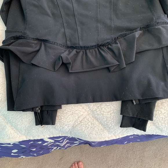 LULULEMON BLACK WOMANS MEDIUM RUFFLED WAIST ZIP UP. Gently loved - Picture 3 of 6